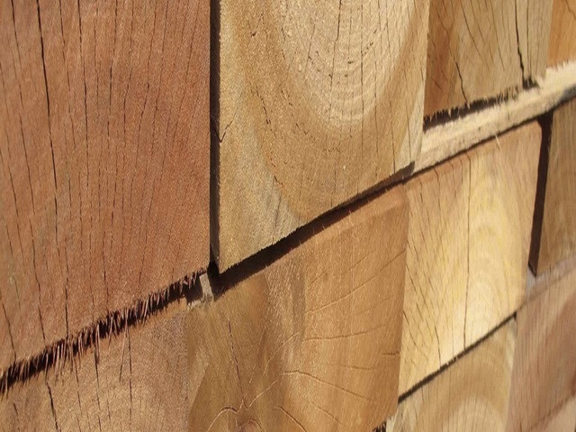 Брус свіжопиляний